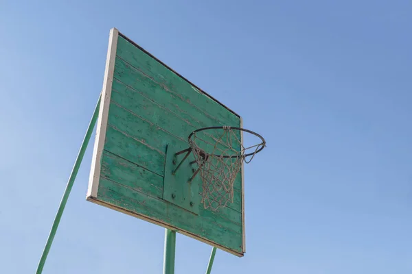 Eski Ahşap Basketbol Kalkan Mavi Gökyüzü Metniniz Için Kopya Alanı — Stok fotoğraf