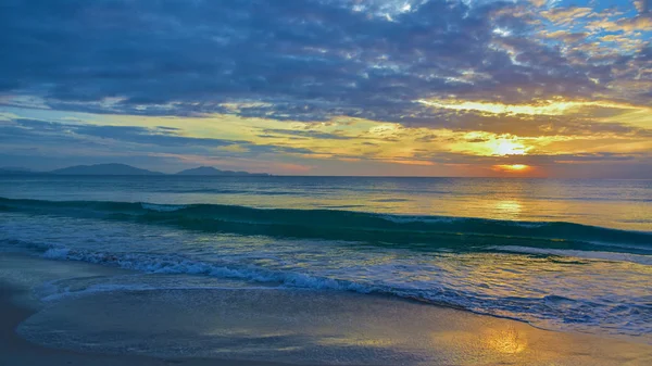 海の波と夕日 — ストック写真
