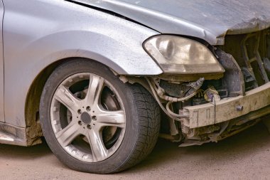 Gümüş rengi bir ön tampon hatasız sonra araba