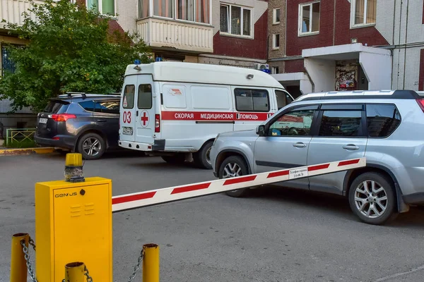 August 2018 Krasnoyarsk Russia Ambulance Parked Courtyard Residential Building Barrier — Stock Photo, Image