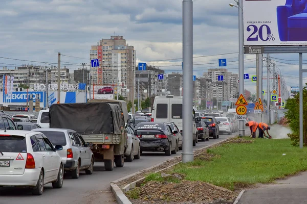 2018年8月6日 克拉斯诺亚尔斯克 俄罗斯 城市汽车交通在一个大城市 路边维修工程 — 图库照片