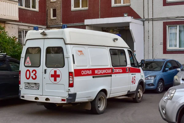 August 2018 Krasnoyarsk Russia Car Ambulance Parked Courtyard Apartment Building — Stock Photo, Image