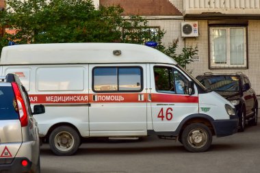 8 Ağustos 2018. Krasnoyarsk. Rusya. araba ambulans apartman avluda duruyor