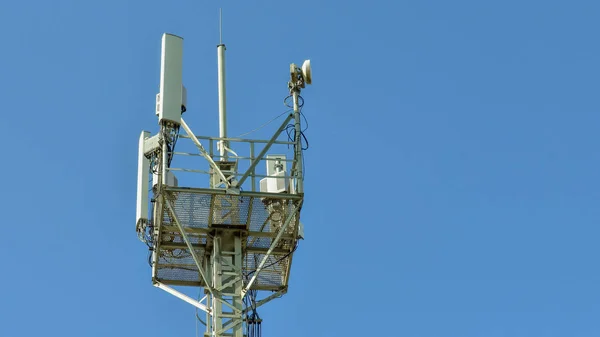 Cellulaire Antenne Toren Tegen Blauwe Hemel Top Van Stalen Mast — Stockfoto