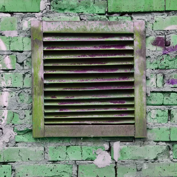 Metal Ventilation Grille Brick Wall Painted Green Square Original Background — Stock Photo, Image