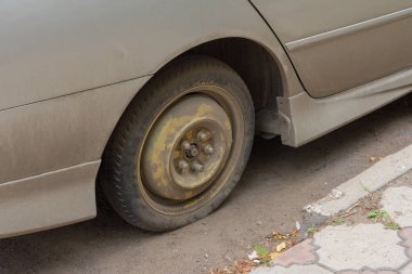 kirli yedek lastik araba