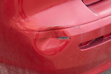 kırmızı araba kaza kaza