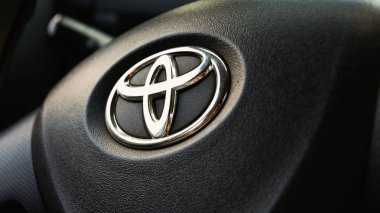 25 Ağustos 2018. Krasnoyarsk. Rusya. Araba direksiyon üzerinde Toyota logosu