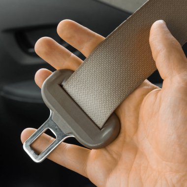 emniyet kemeri sürücü adam elinde kapatın