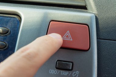 Acil durum düğmesi arabada.