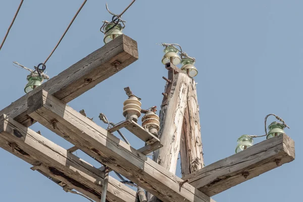 Gammal Trä Pole Och Inlägg Med Elektrisk Kraftledning Mot Bakgrund — Stockfoto