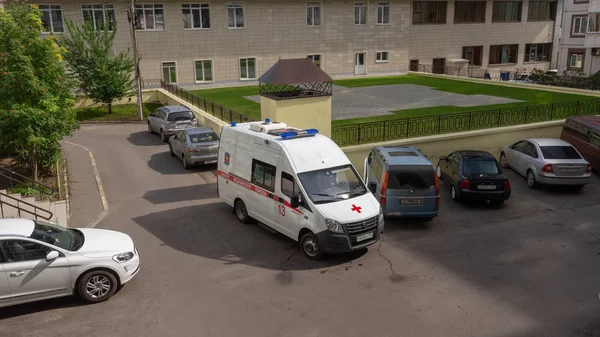 August 2018 Krasnoyarsk Russia Car Ambulance Parked Courtyard Apartment Building — Stock Photo, Image