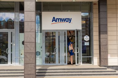 23 Ağustos 2018. Krasnoyarsk. Rusya. Amway şirketin ofisi. Kadın kapıyı açar ve girer