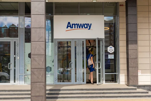 Agosto 2018 Krasnoyarsk Rusia Oficina Empresa Amway Mujer Abre Puerta — Foto de Stock