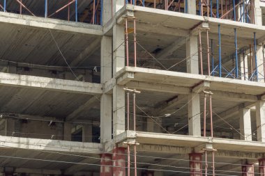 Beton çerçeve bina inşaat alanı terk etti. Kentsel arka plan