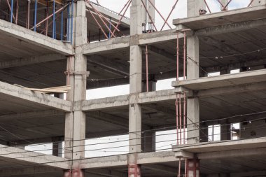 Beton çerçeve bina inşaat alanı terk etti. Kentsel arka plan