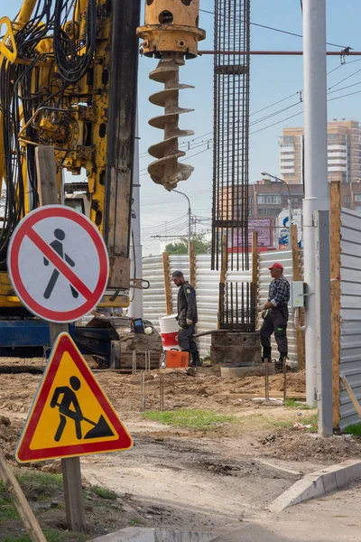 Srpna 2018 Krasnojarsk Rusko Betonové Řádkovací Secí Stroj Zaměstnanci Místě — Stock fotografie