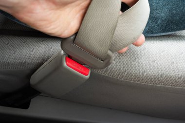 emniyet kemeri sürücü adam elinde kapatın. kullanırken güvenli kemer
