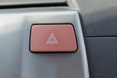 Acil durum düğmesi arabada.