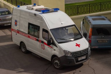 31 Ağustos 2018. Krasnoyarsk. Rusya. araba ambulans apartman avluda duruyor