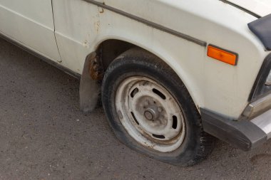 Eski paslı araba düz arka lastik