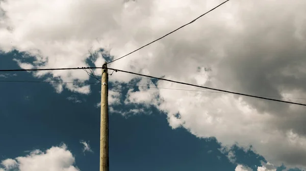 Old Wooden Pole Post Electrical Power Line Background Cloudy Sky — Stock Photo, Image