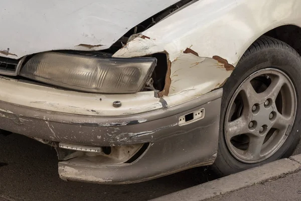 Trasig Lampa Strålkastare Och Stötfångare Bil Repad Med Djupa Skador — Stockfoto