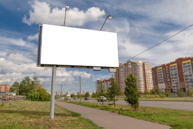 Şehir arka planda Billboard mockup. SUNY yaz hava, bulutlu gökyüzü