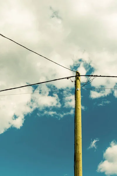 Old Wooden Pole Post Electrical Power Line Background Cloudy Sky — Stock Photo, Image