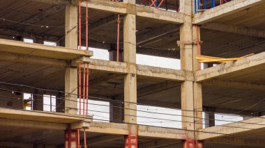 Beton çerçeve bina inşaat alanı terk etti. Kentsel arka plan