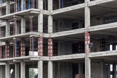 Beton çerçeve bina inşaat alanı terk etti. Kentsel arka plan