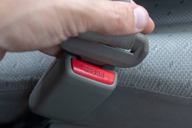 Güvenliğiniz için arabada emniyet kemerlerinizi bağlayın