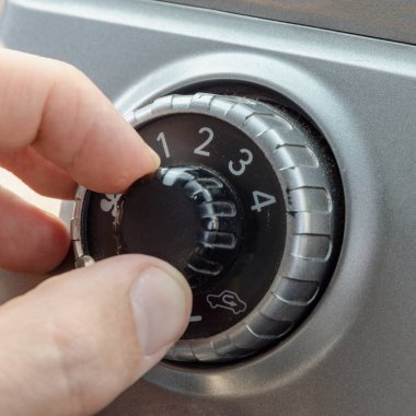 adam araba klima sistemi üzerinde dönüyor