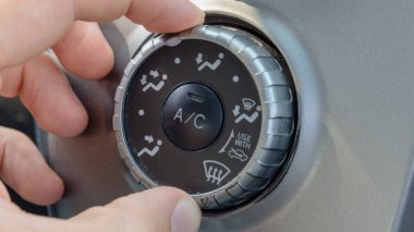 adam araba klima sistemi üzerinde dönüyor