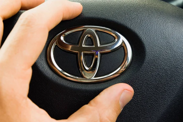 Augusti 2018 Krasnojarsk Ryssland Toyota Logotypen Manlig Hand — Stockfoto