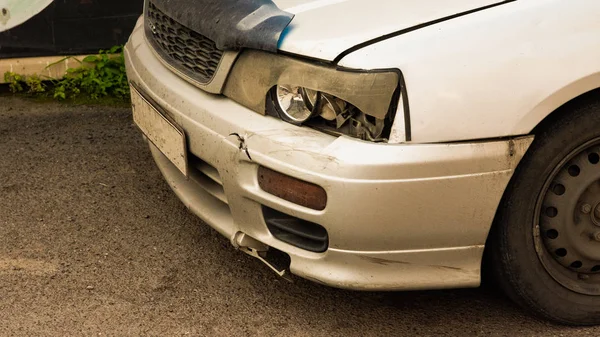 gri boya için derin hasarı ile kırık lamba Far ve tampon araba çizik