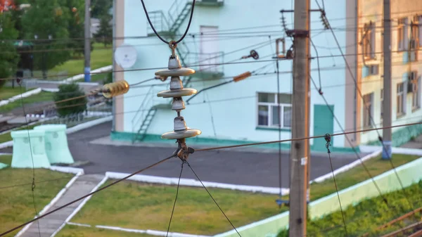 Demiryolu elektrikli Yalıtkanlar. Demiryolu yukarıda yüksek gerilim izolatörleri. 
