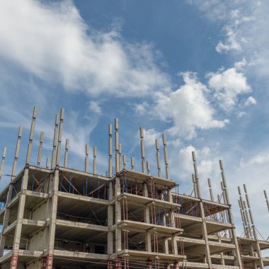 Beton çerçeve bina inşaat alanı terk etti. bulutlu gökyüzü üzerinde kopya alanı