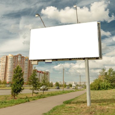 Şehir arka planda Billboard mockup. SUNY yaz hava, bulutlu gökyüzü