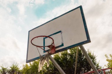 Oyun mavi gökyüzü arka plan üzerinde beyaz basketbol kalkan