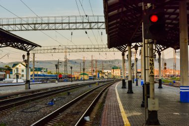 Jule 1, 2018. Krasnoyarsk. Rusya. Tren istasyonuna gün batımının üstten görünüm