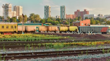 Eski Sovyet terk edilmiş yolcu taşıma yeşil boyalı