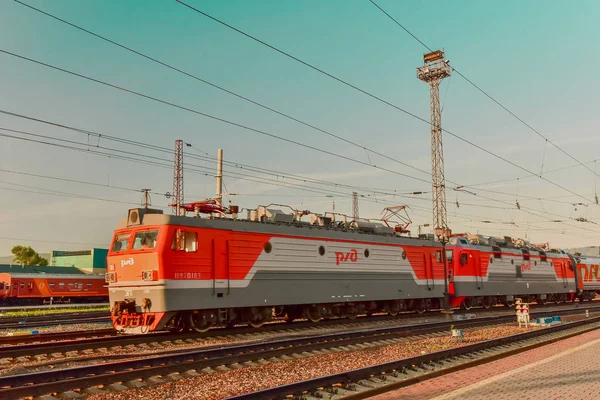 Jule 1, 2018. Krasnoyarsk. Rusya. Locomotiv şirket Rus Demiryolları istasyonunda geliyor