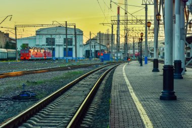 Jule 1, 2018. Krasnoyarsk. Rusya. gün batımının Tren İstasyonu