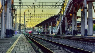 Jule 1, 2018. Krasnoyarsk. Rusya. gün batımının Tren İstasyonu