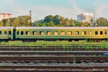 Eski Sovyet terk edilmiş yolcu taşıma yeşil boyalı