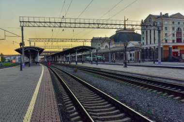 Jule 1, 2018. Krasnoyarsk. Rusya. Tren İstasyonu günbatımı manzarası
