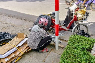 Jile 12, 2018. Nha Trang. Vietnam. Kadın karton toplar ve motosiklet üzerinde takılır