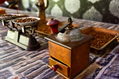 kahve çekirdekleri mağaza Vintage pullarla. el ile kahve değirmeni