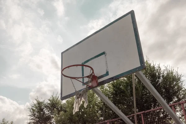 White Basketball Shield Playground Background Blue Sky — Stock Photo, Image